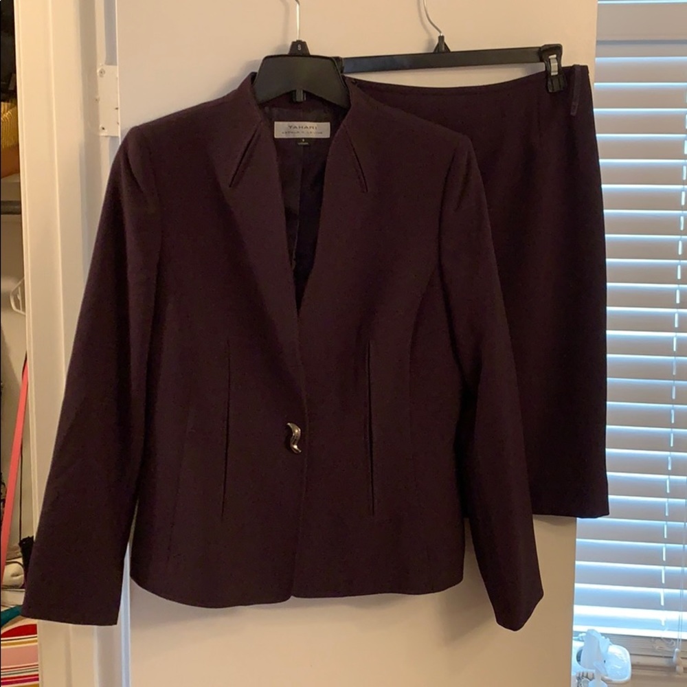 Skirt suit